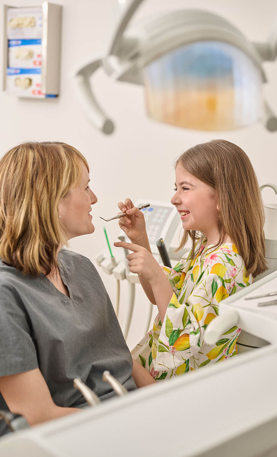 Immer mit Spaß dabei: Hier dürfen auch die Kinder mal die Rolle der Untersuchenden einnehmen